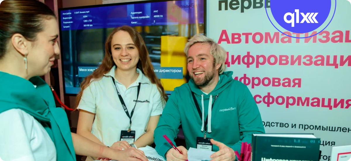 Мужчина и женщина представляют на конференции свою компанию.